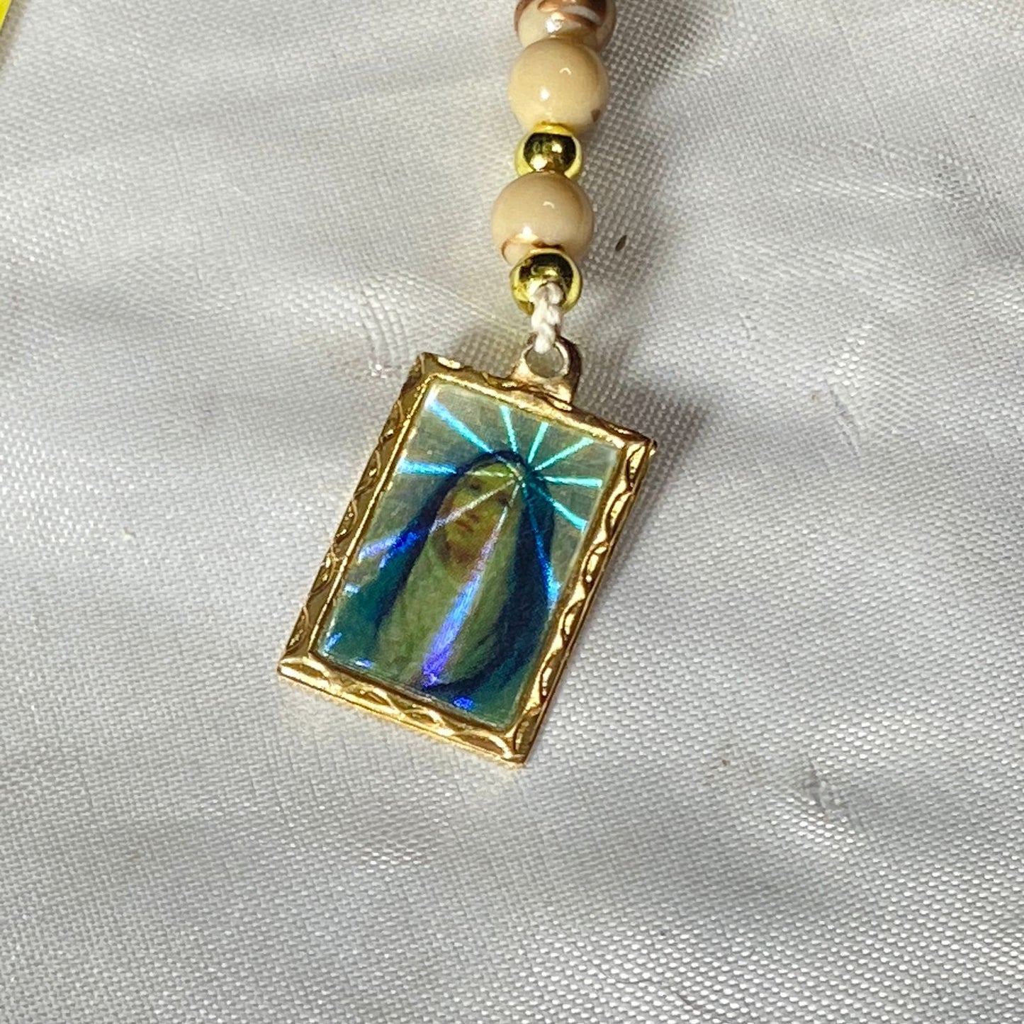 TERÇO PÉROLA BEGE NOSSA SENHORA DAS DORES MOD2 6MM (1 UNIDADE)