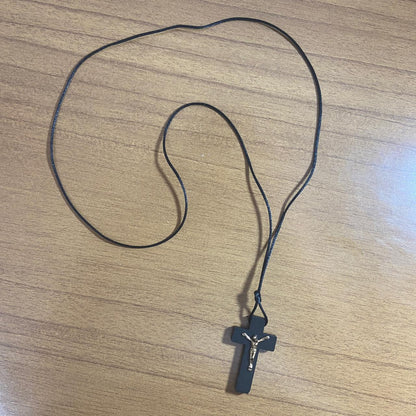 CORDÃO COM CRUCIFIXO DE MADEIRA PRETA MOD2 (12 UNIDADES)