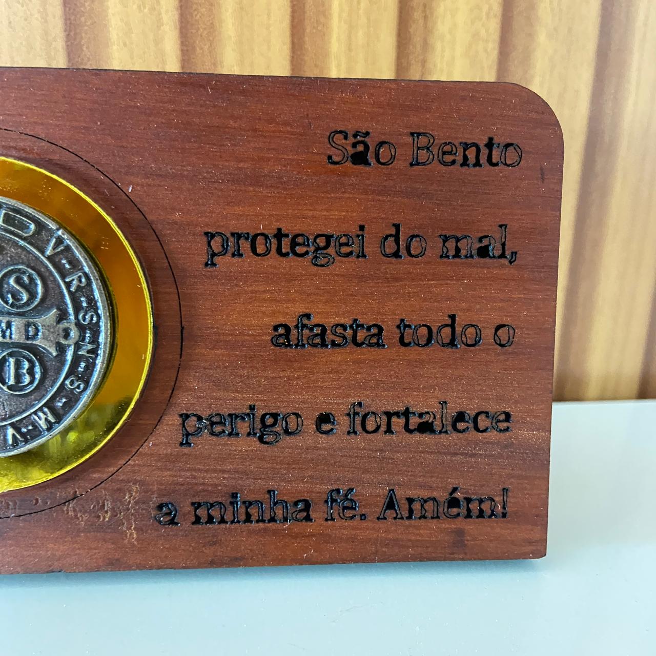 ADORNO DE MESA MADEIRA COM ORAÇÃO MEDALHA SÃO BENTO METAL OURO VELHO 7,7CM (1 UNIDADE)