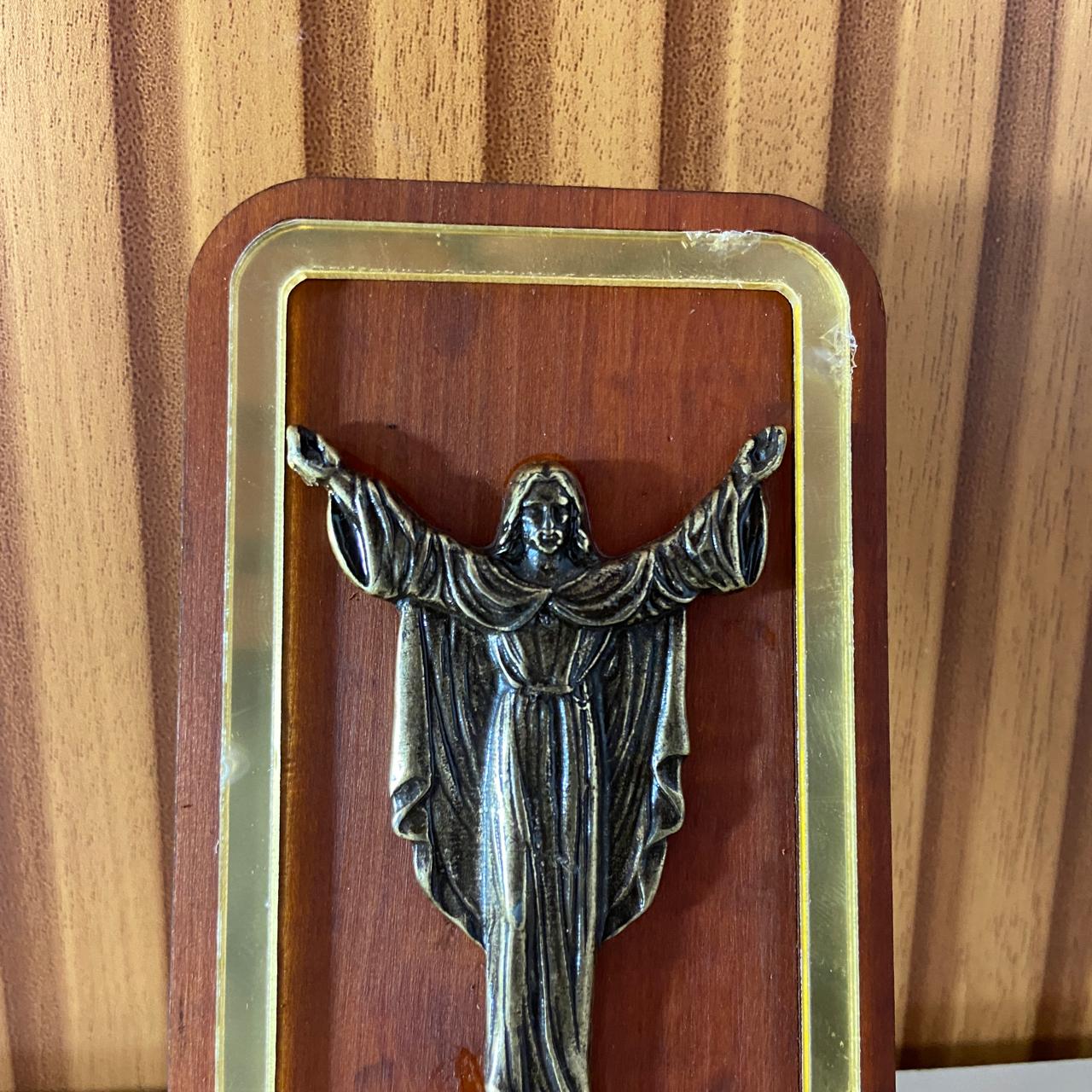 ADORNO DE MESA MADEIRA COM ORAÇÃO JESUS RESSUSCITADO METAL OURO VELHO 13,5CM (1 UNIDADE)