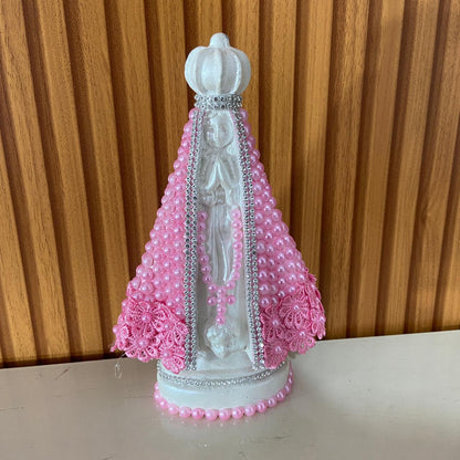 IMAGEM DE GESSO NOSSA SENHORA APARECIDA BRANCA BORDADA COM PÉROLA ROSA 22,5CM (1 UNIDADE)