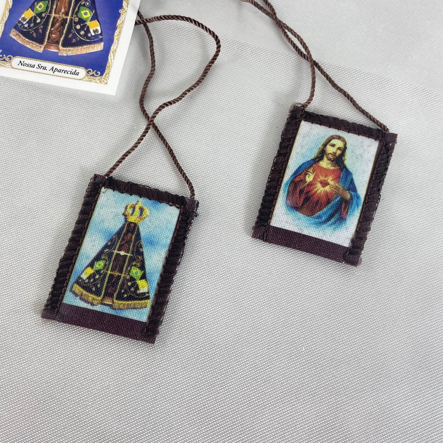ESCAPULÁRIO DE PANO SAGRADO CORAÇÃO DE JESUS E NOSSA SENHORA APARECIDA (6 UNIDADES)
