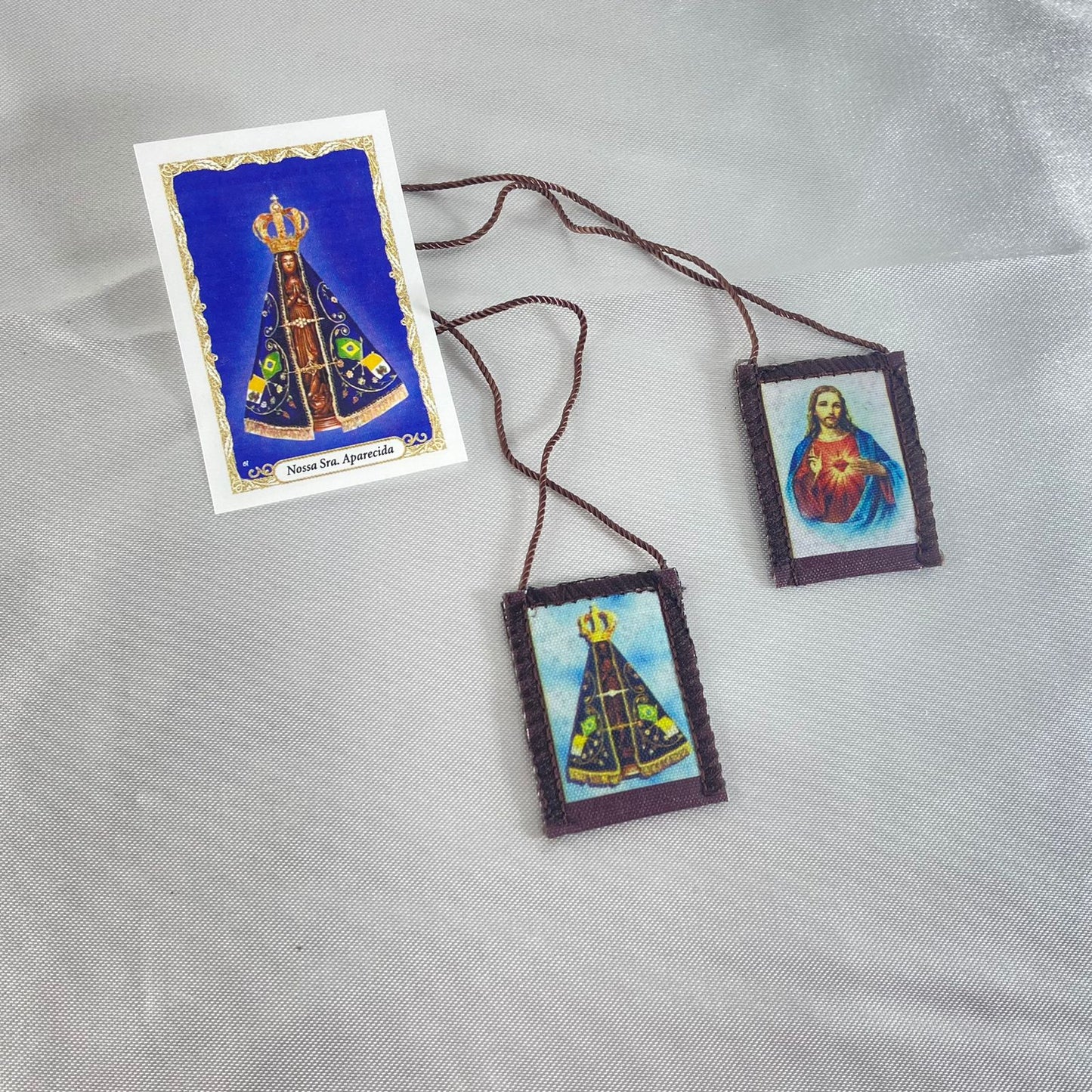 ESCAPULÁRIO DE PANO SAGRADO CORAÇÃO DE JESUS E NOSSA SENHORA APARECIDA (6 UNIDADES)