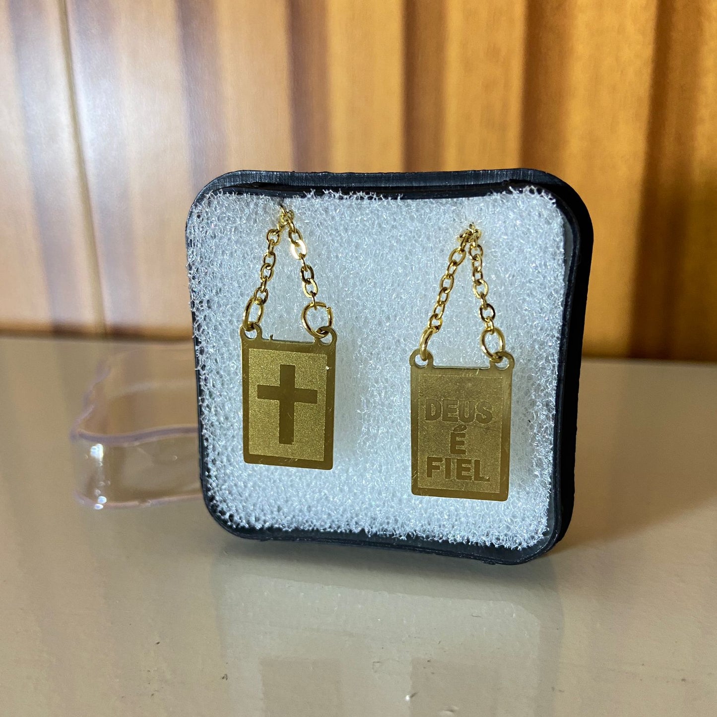 ESCAPULÁRIO DOURADO DEUS É FIEL E CRUZ (6 UNIDADES)