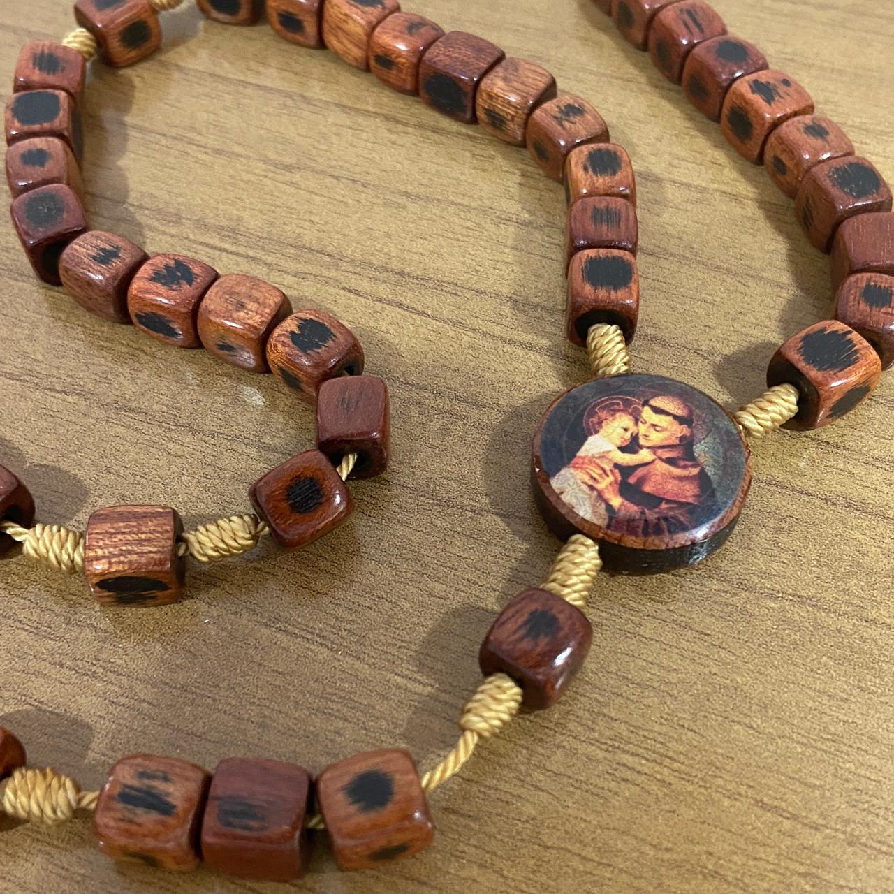 TERÇO DE MADEIRA CONTA QUADRADA SANTO ANTÔNIO 08MM  (1 UNIDADE)