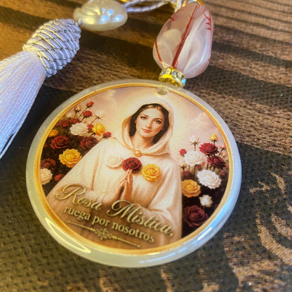CHAVEIRO LUXO MEDALHA RESINADA NOSSA SENHORA ROSA MÍSTICA  (1 UNIDADE)