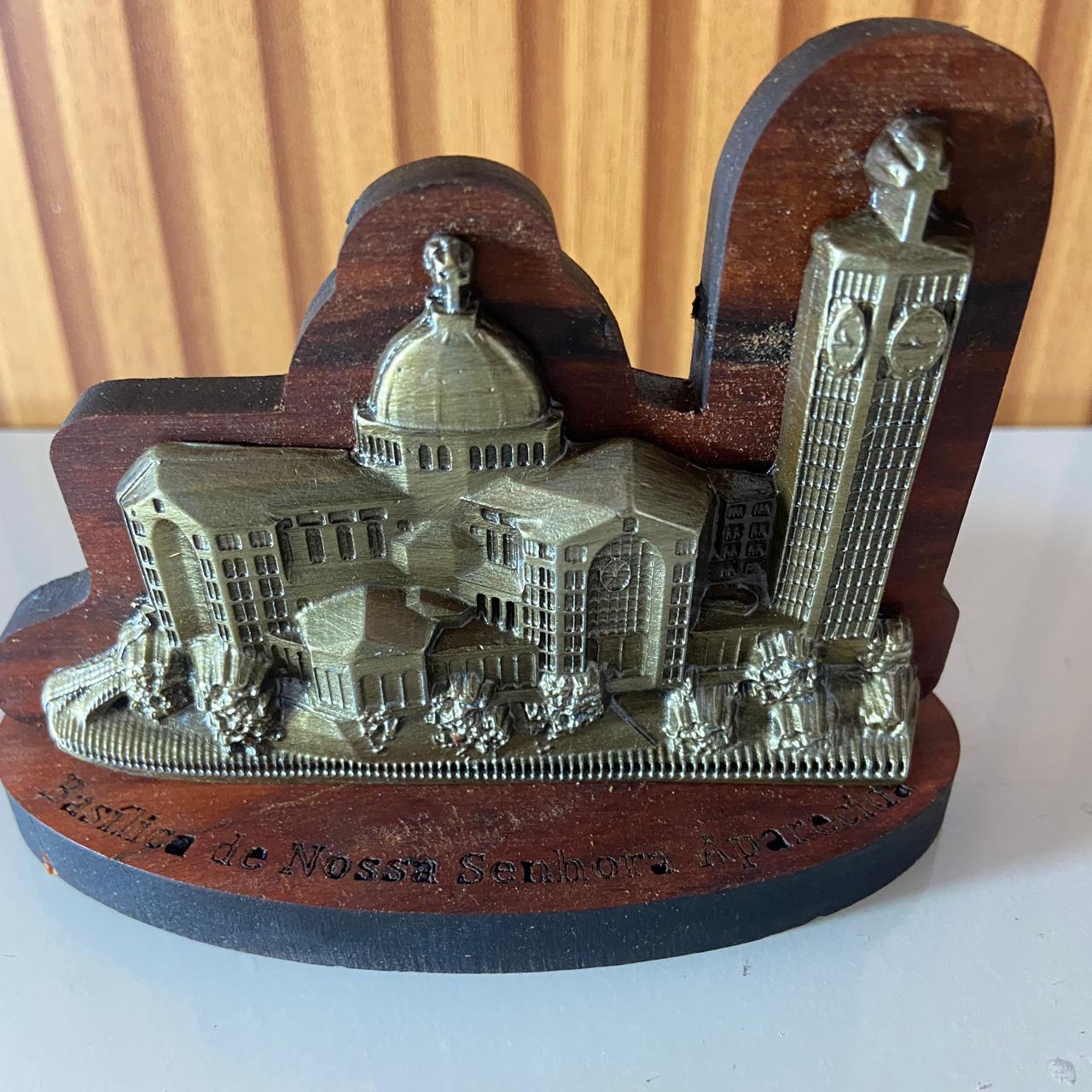 ADORNO DE MESA MADEIRA BASÍLICA DE NOSSA SENHORA APARECIDA METAL OURO VELHO 09CM (1 UNIDADE)