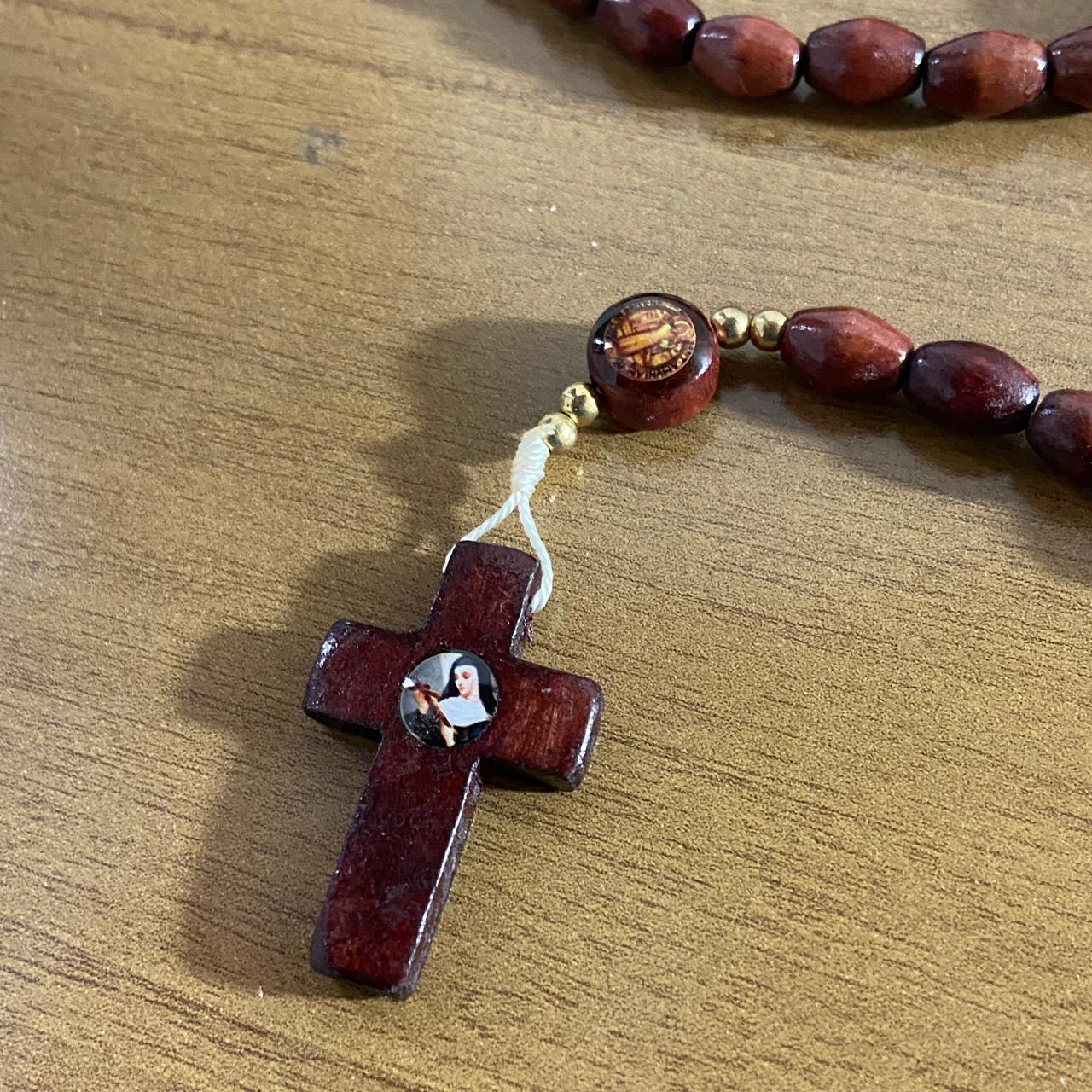 TERÇO DE MADEIRA SANTOS SORTIDOS 7 MEDALHAS  (12 UNIDADES)