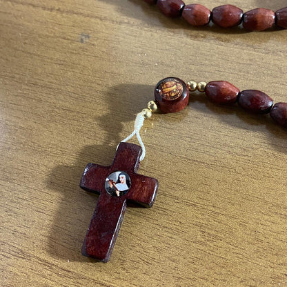 TERÇO DE MADEIRA SANTOS SORTIDOS 7 MEDALHAS  (12 UNIDADES)