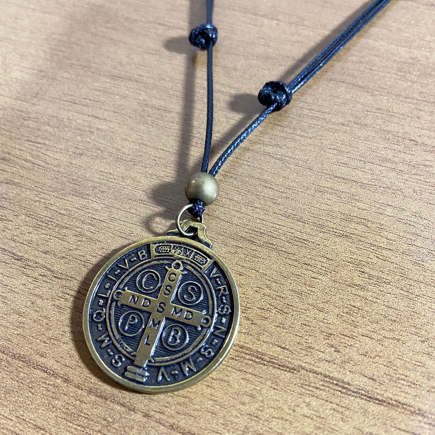 CORDÃO ENCERADO REGULÁVEL MEDALHA DE SÃO BENTO OURO VELHO (3 UNIDADES)