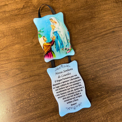 ADORNO DUPLO QUADRADO FITA NOSSA SENHORA DE LOURDES (1 UNIDADE)