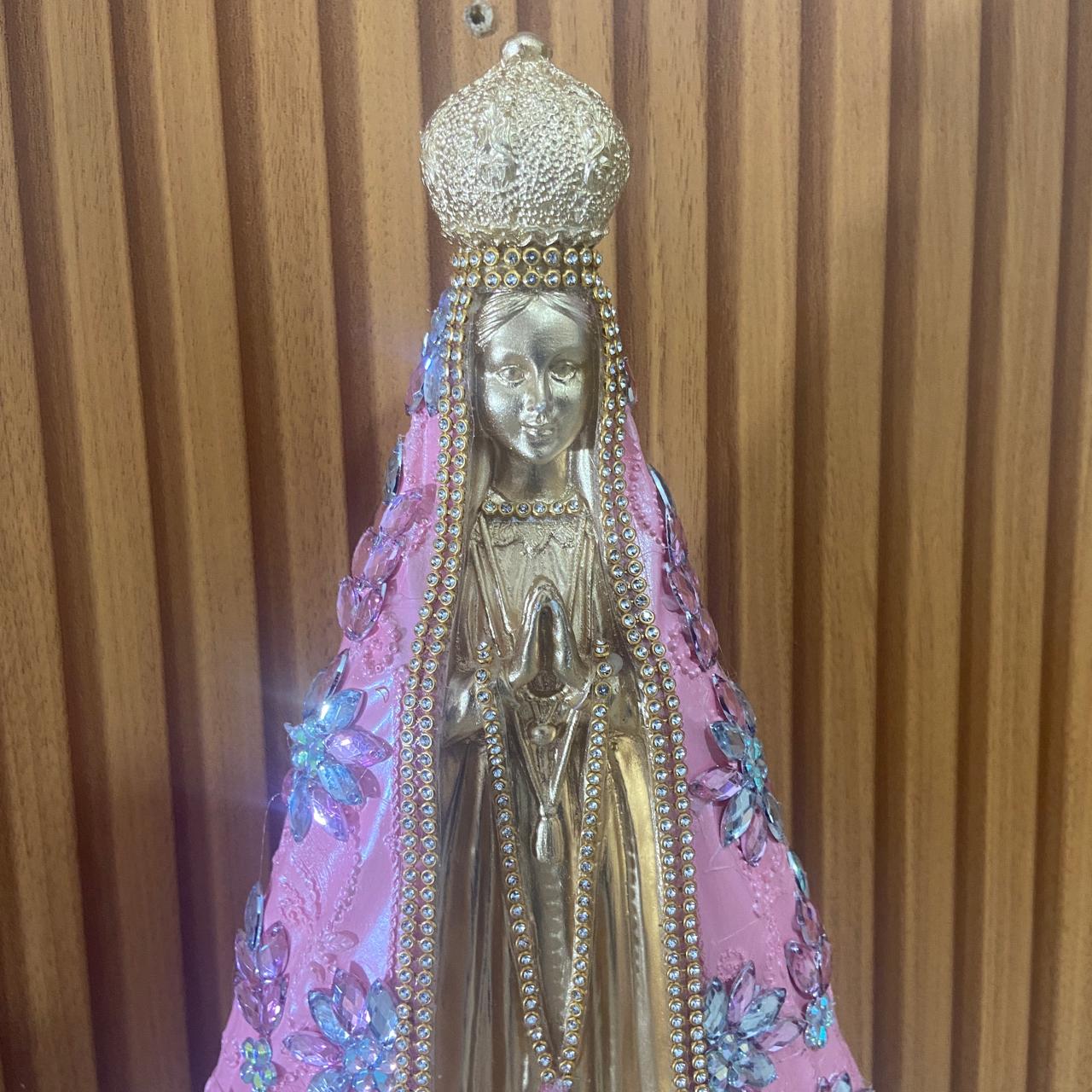 IMAGEM DE GESSO NOSSA SENHORA APARECIDA DOURADA E ROSA COM STRASS E PEDRARIA 33CM  (1 UNIDADE)