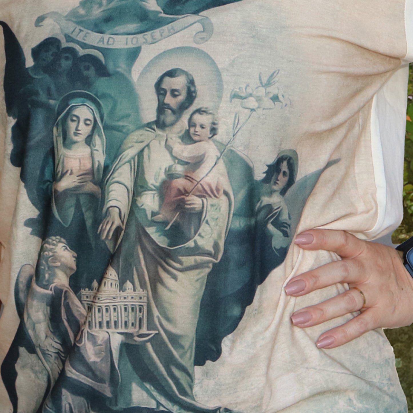 CAMISETA BEGE SAGRADA FAMÍLIA TAMANHO M (1 UNIDADE)