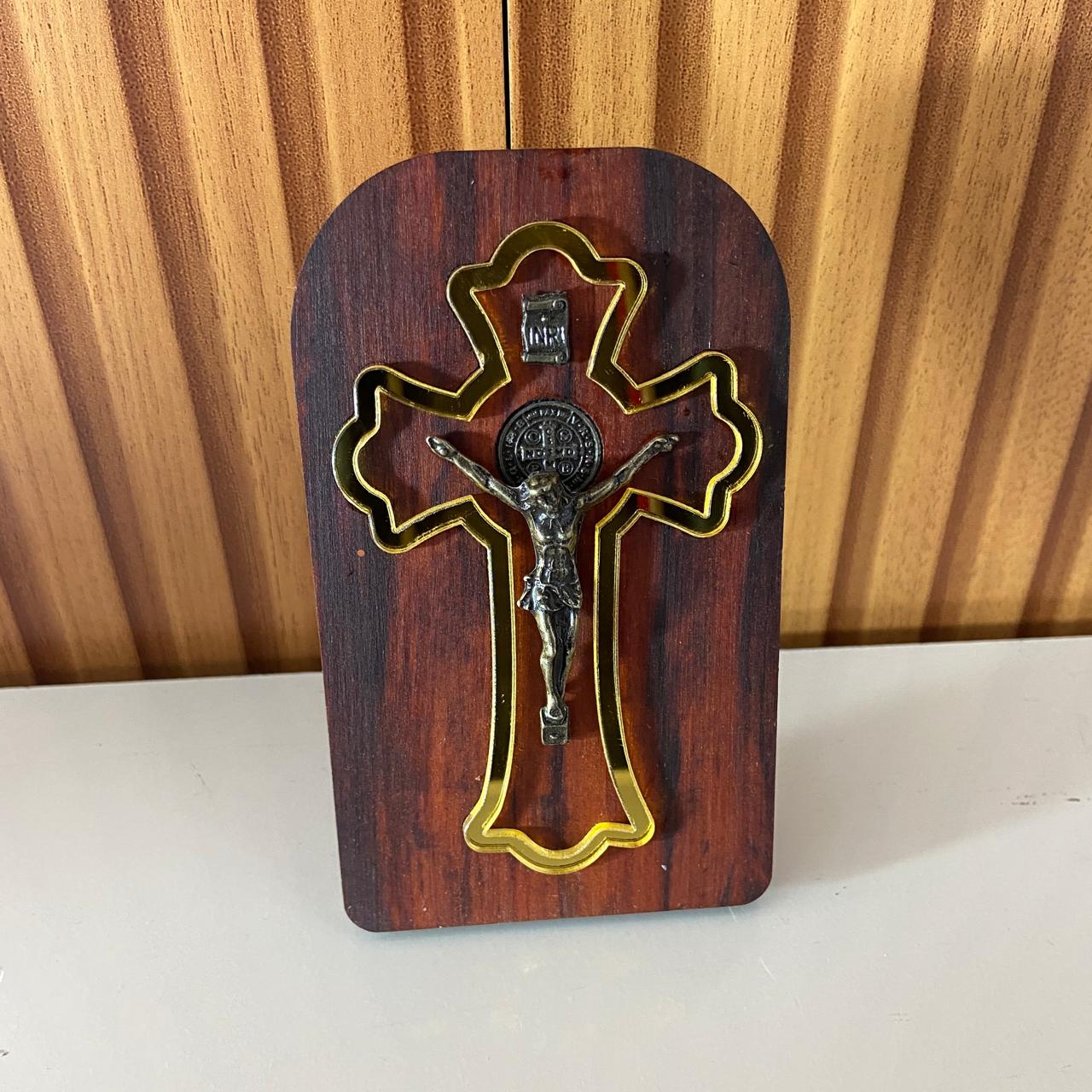 ADORNO DE MESA MADEIRA CRUCIFIXO MEDALHA SÃO BENTO DE METAL COM ACRÍLICO 13CM(1 UNIDADE)