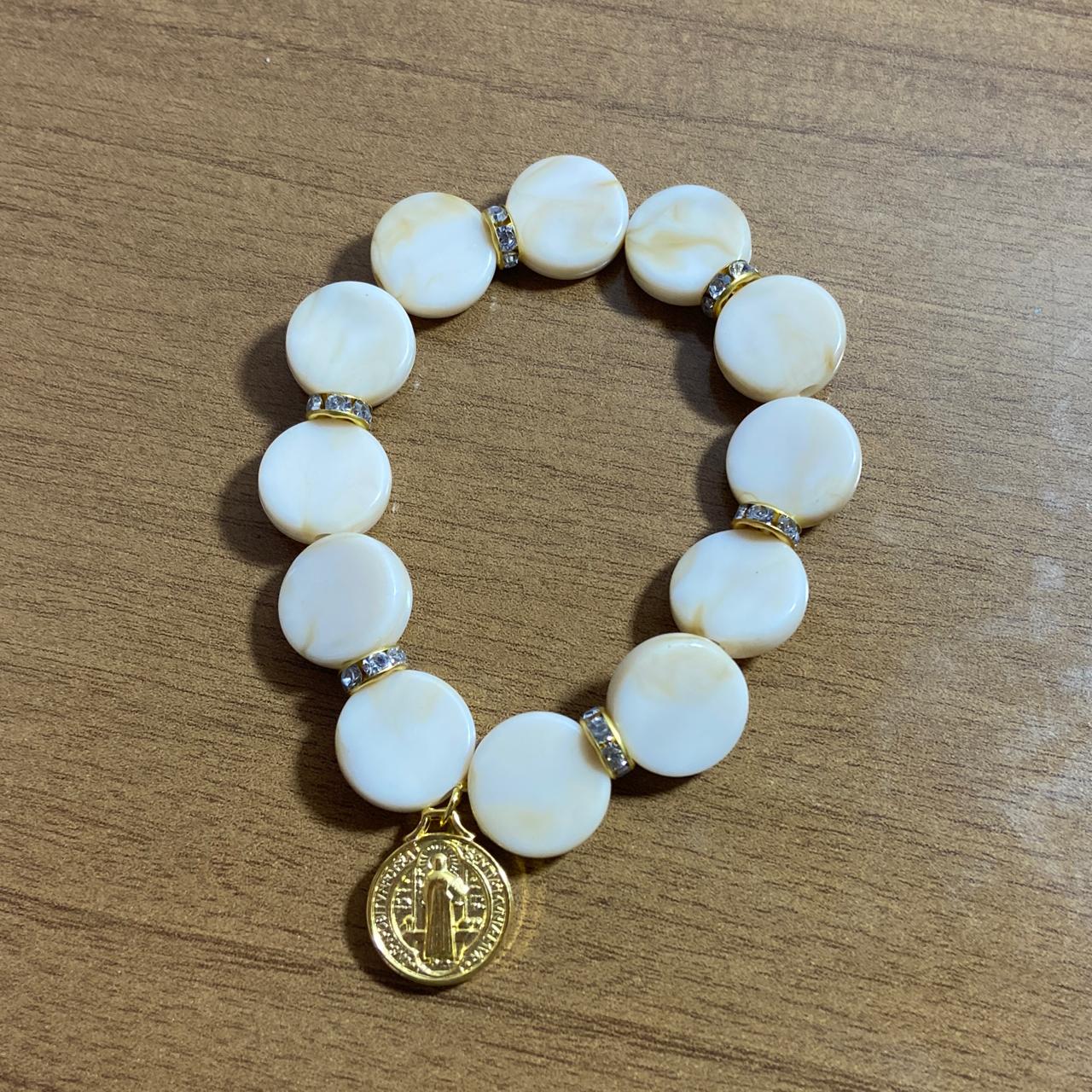 PULSEIRA PÉROLA MEDALHA DE SÃO BENTO 10MM MOD-5 (03 UNIDADES)