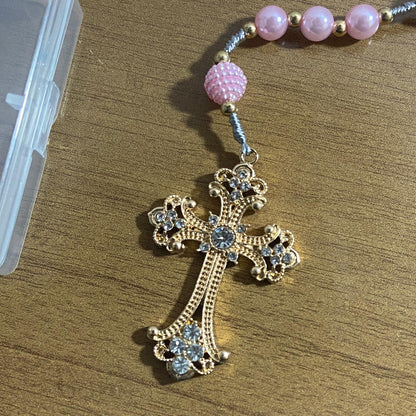 TERÇO DE NOIVA DOURADO PÉROLA ROSA NOSSA SENHORA APARECIDA 08MM MOD1 (1 UNIDADE)