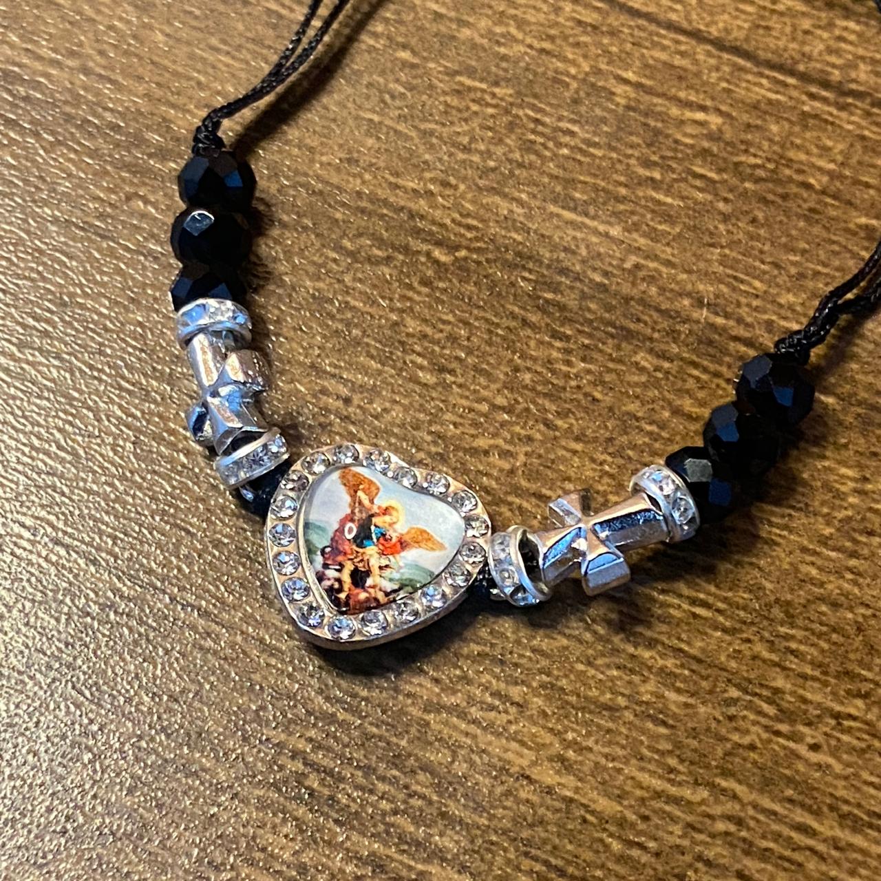PULSEIRA REGULÁVEL CRISTAL PRETO COM MEDALHA RESINADA SÃO MIGUEL ARCANJO  ( 01 UNIDADE)