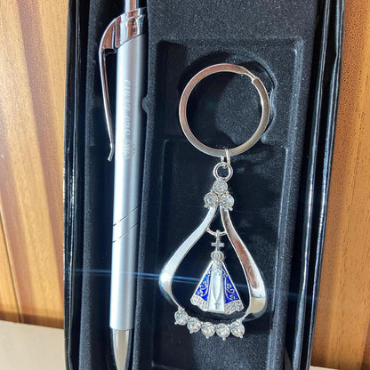 KIT CANETA COM CHAVEIRO NOSSA SENHORA APARECIDA PRATA MOD2 ( 1 UNIDADE)