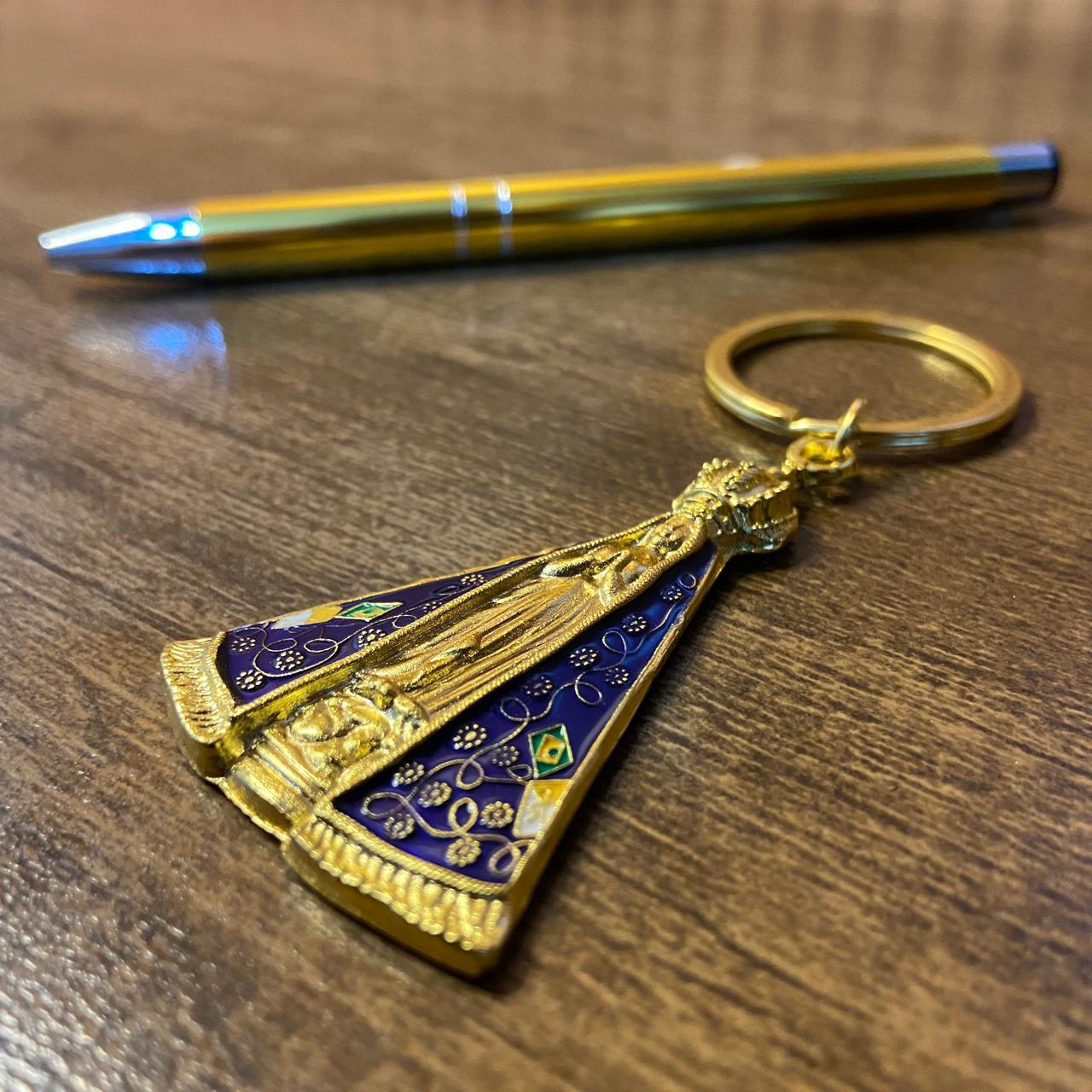 KIT CANETA COM CHAVEIRO NOSSA SENHORA APARECIDA DOURADO ( 1 UNIDADE)