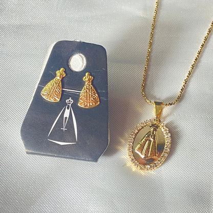 CORRENTE DOURADA COM BRINCO NOSSA SENHORA APARECIDA EM RELEVO COM STRASS BRANCO  ( 1 UNIDADE)