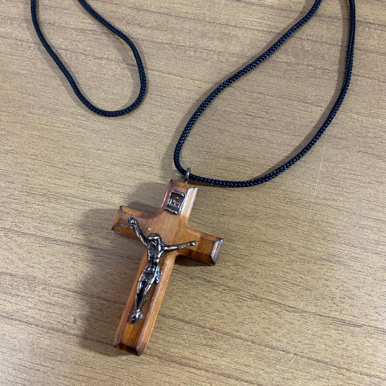 CORDÃO COM CRUCIFIXO DE MADEIRA ( 1 UNIDADE)