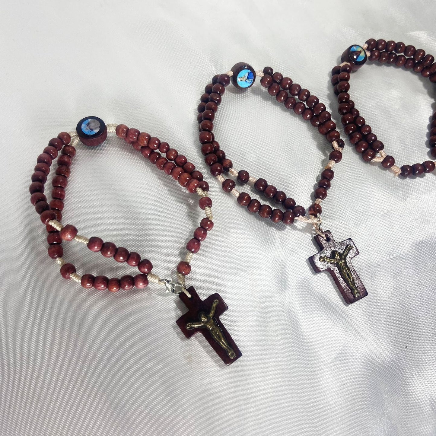 TERÇO PULSEIRA MADEIRA SANTOS SORTIDOS (12 UNIDADES)
