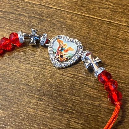 PULSEIRA REGULÁVEL CRISTAL VERMELHO COM MEDALHA RESINADA SÃO MIGUEL ARCANJO  ( 01 UNIDADE)