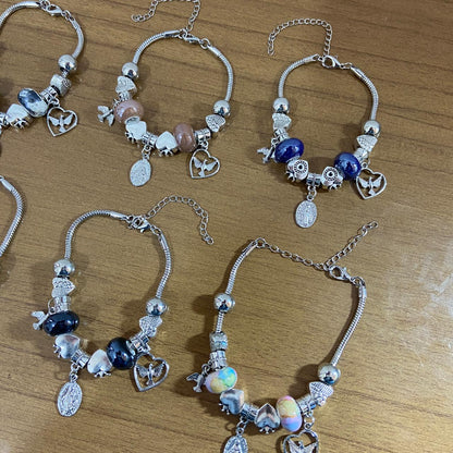 PULSEIRA PRATEADA NOSSA SENHORA DAS GRAÇAS COM BERLOQUES (6 UNIDADES)