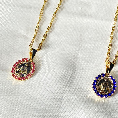 CORRENTE DOURADA OVAL NOSSA SENHORA DAS GRAÇAS P COM STRASS CORES SORTIDAS (3 UNIDADES)