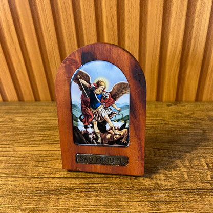 ADORNO DE MESA MADEIRA RESINADA SÃO MIGUEL ARCANJO 11CM (1 UNIDADE)