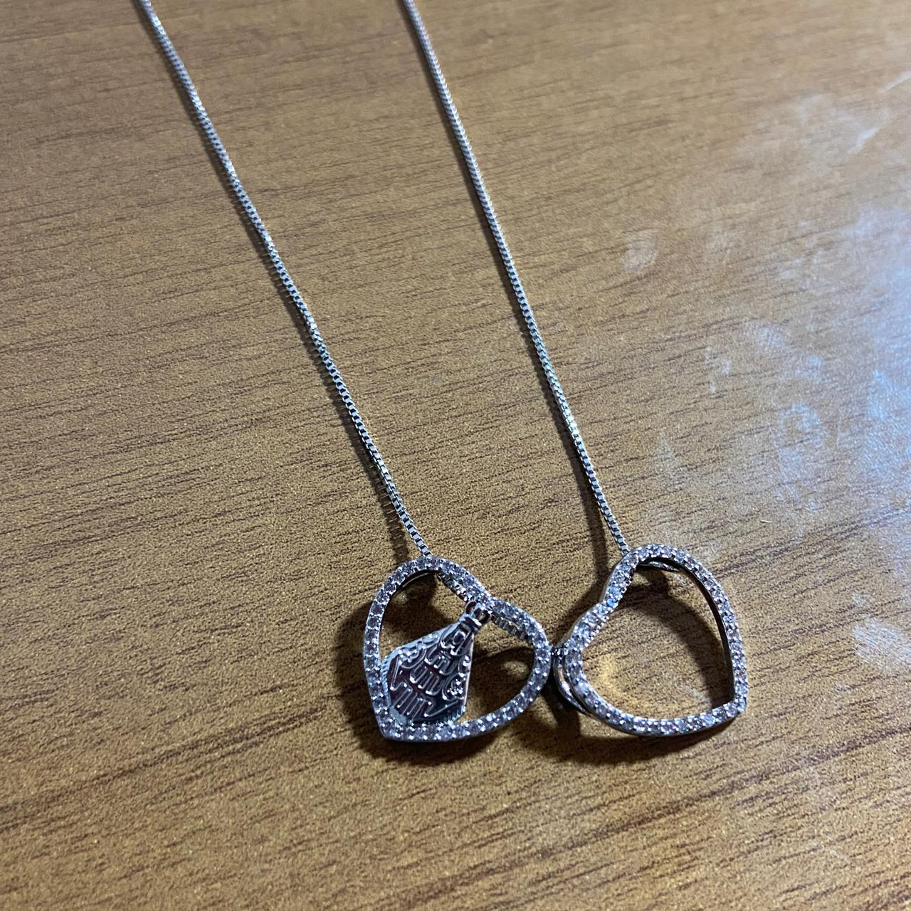 COLAR PRATEADO NOSSA SENHORA APARECIDA E CORAÇÃO COM STRASS   (1 UNIDADE)