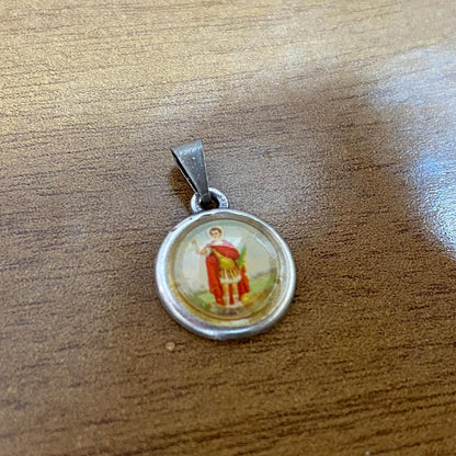 PINGENTE PRATEADO REDONDO RESINADO SANTO EXPEDITO  (6 UNIDADES)