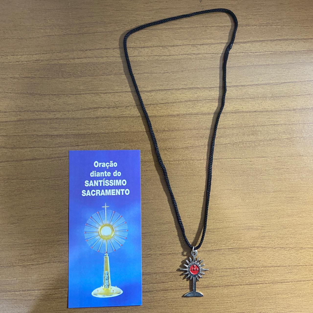 CORDÃO COM PINGENTE OSTENSÓRIO VERMELHO ( 1 UNIDADE)