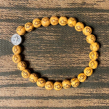 PULSEIRA DE MADEIRA CARAMELO CONTAS DECORADAS CRUZ  MEDALHA SÃO BENTO  (06 UNIDADES)