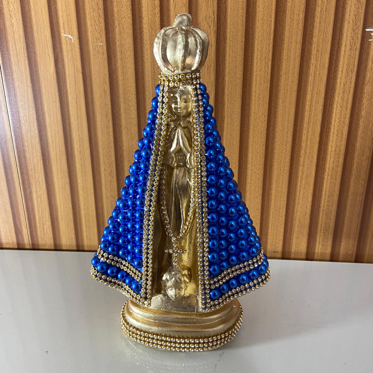 IMAGEM DE GESSO NOSSA SENHORA APARECIDA DOURADA COM PÉROLA AZUL  22,5CM (1 UNIDADE)