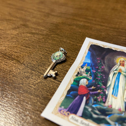 CHAVE MEDALHA PÍCOLA NOSSA SENHORA DE LOURDES (12 UNIDADES)