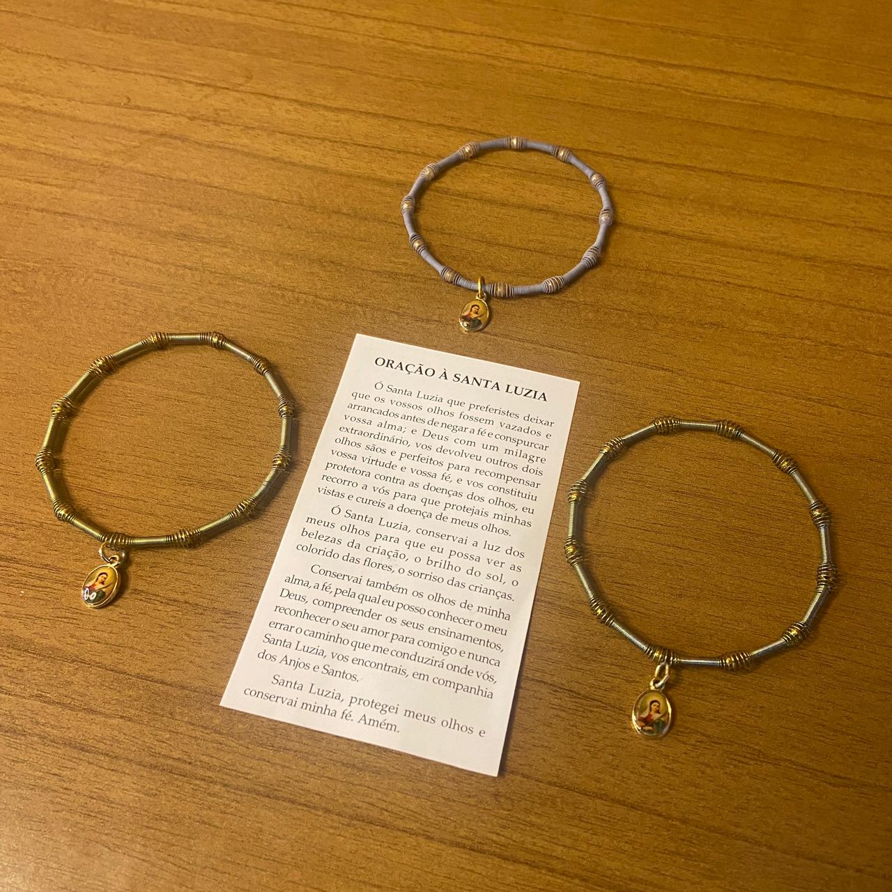 PULSEIRA DE MOLA COM MEDALHA SANTA LUZIA CORES SORTIDAS  (3 UNIDADES)