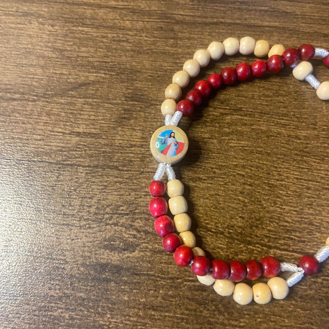 TERÇO PULSEIRA MADEIRA MISERICÓRDIA SANTOS SORTIDOS  05MM ( 12UNIDADES )