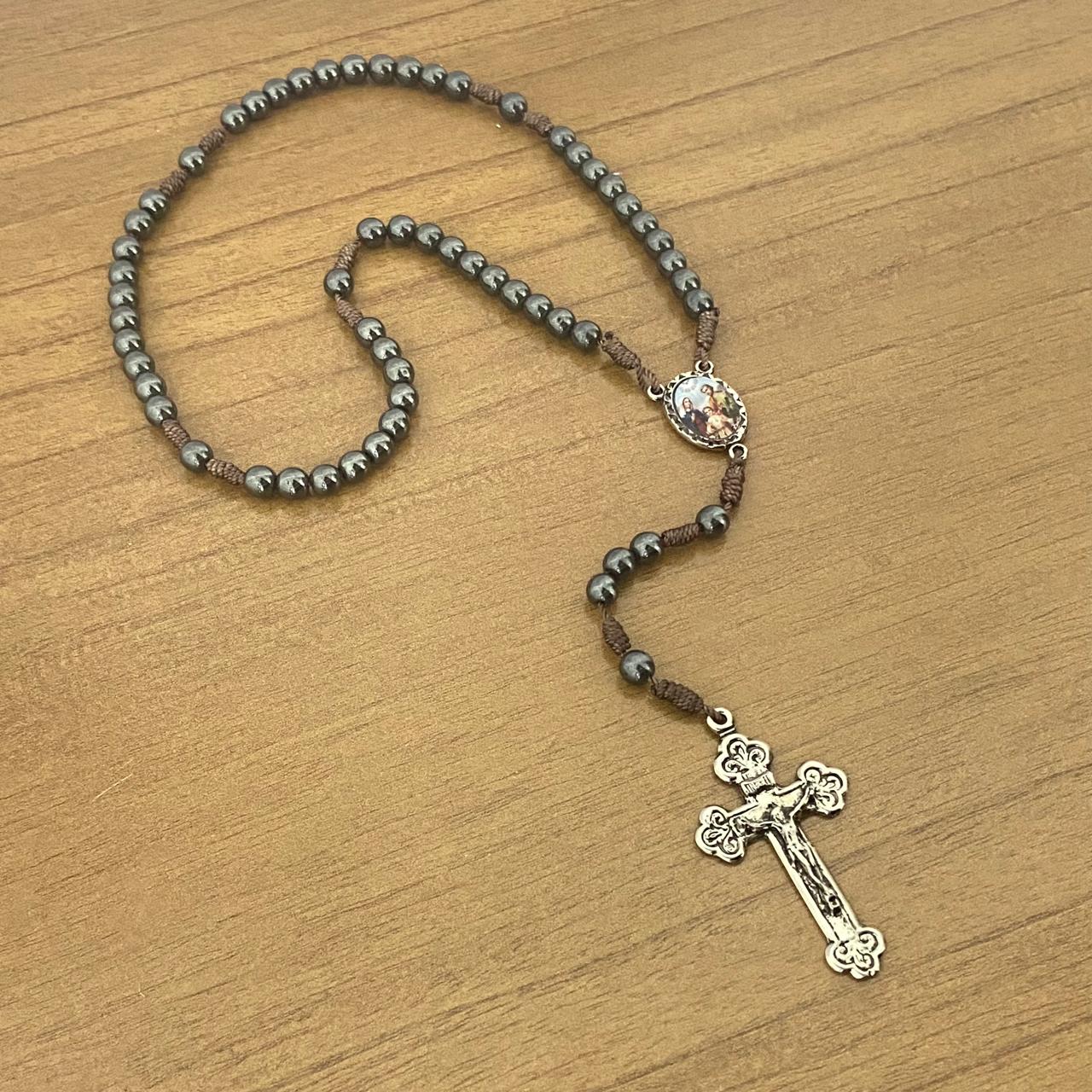 TERÇO DE HEMATITA SAGRADA FAMÍLIA 6MM (3 UNIDADES)