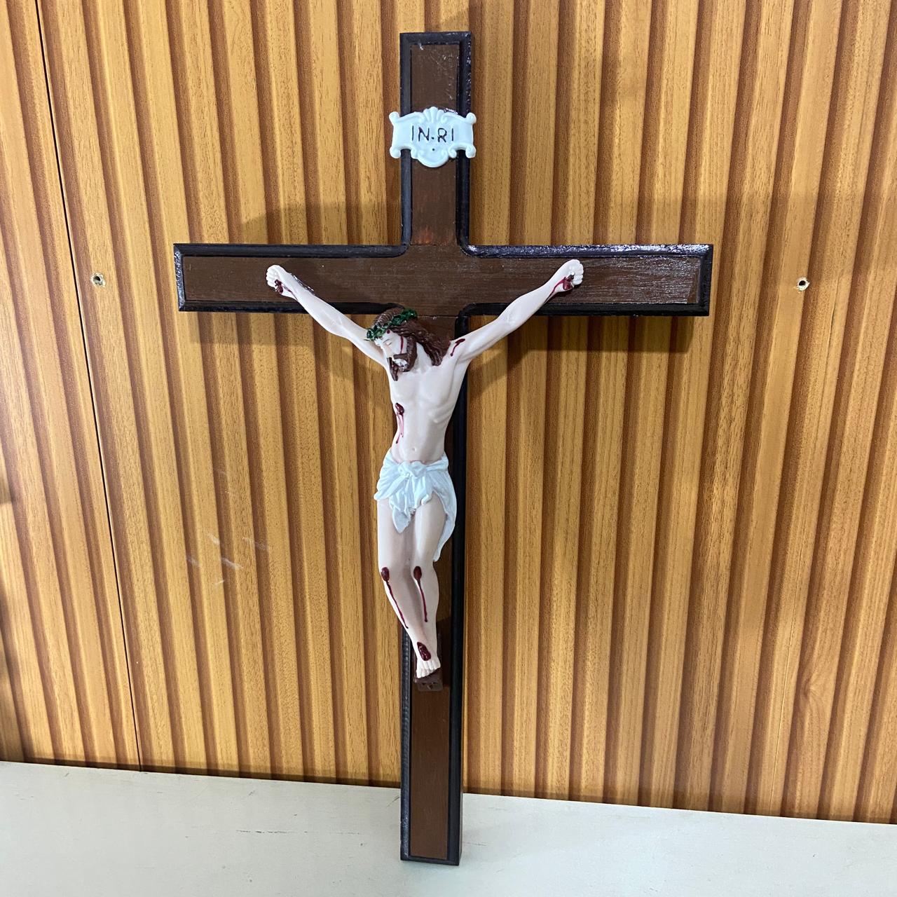 CRUCIFIXO MADEIRA DE PAREDE COM CRISTO DE RESINA NACIONAL  48CM (1 UNIDADE)