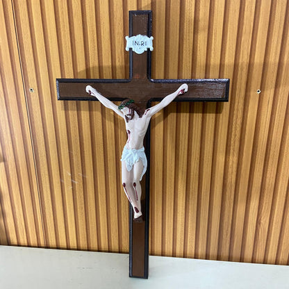 CRUCIFIXO MADEIRA DE PAREDE COM CRISTO DE RESINA NACIONAL  48CM (1 UNIDADE)