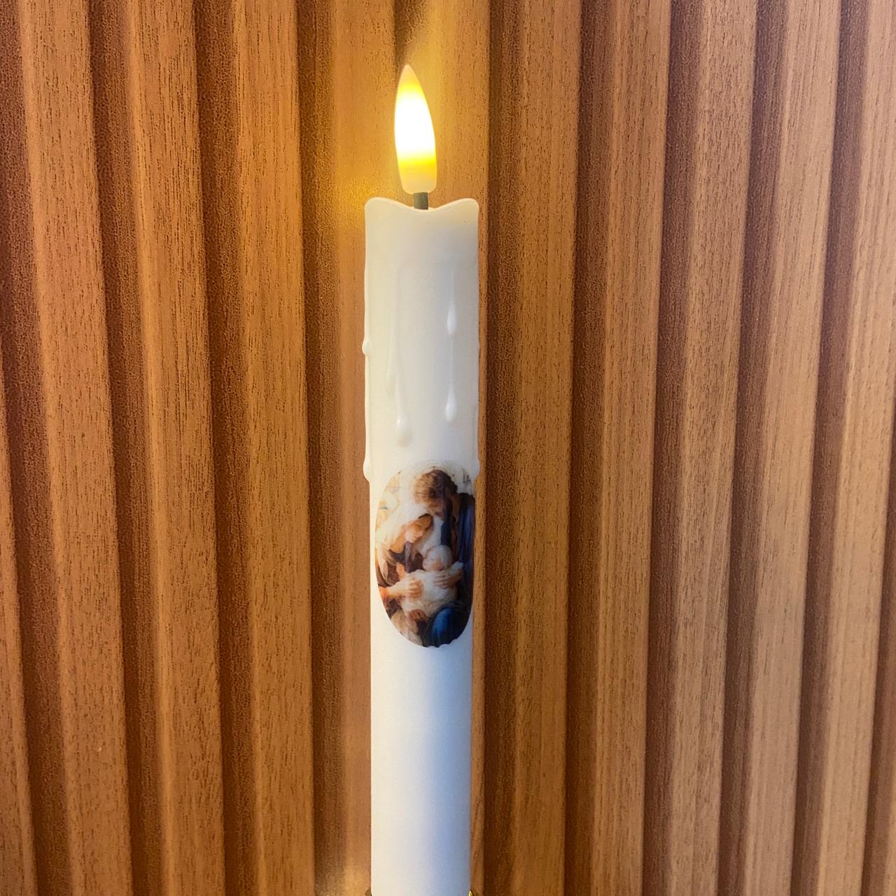 VELA ELETRÔNICA PALITO COM PEDESTAL SAGRADA FAMÍLIA 25CM (1 UNIDADE)