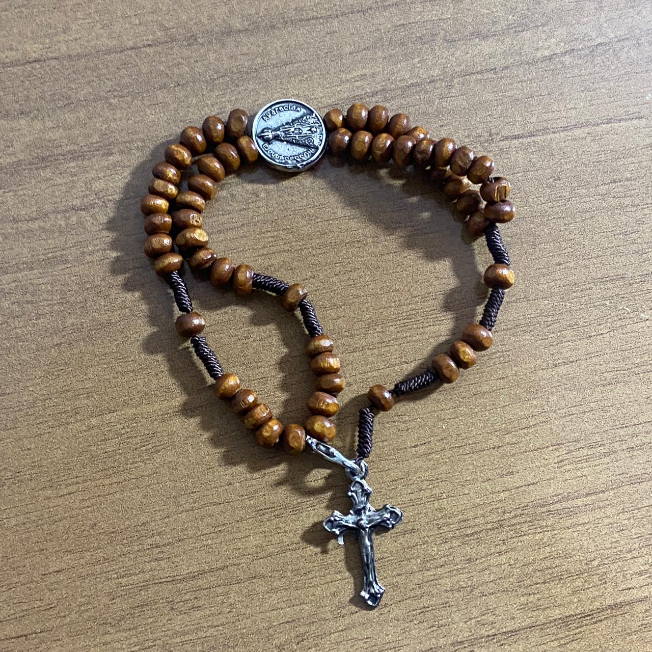 TERÇO PULSEIRA MADEIRA MEDALHA DE METAL NOSSA SENHORA APARECIDA (06 UNIDADES)