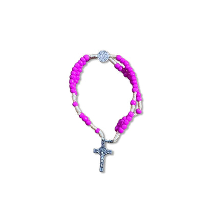 TERÇO PULSEIRA MIÇANGA ROSA MEDALHA SÃO BENTO 4MM (6 UNIDADES)