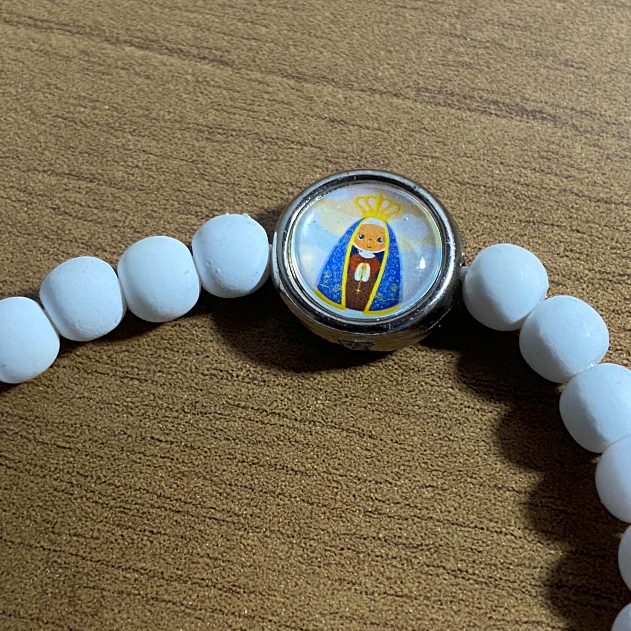 PULSEIRA BRANCA REGULÁVEL COM MEDALHA RESINADA NOSSA SENHORA APARECIDA (6 UNIDADES)