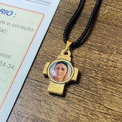 CORDÃO COM MEDALHA DOURADA RESINADA RAINHA DA PAZ  (1 UNIDADES)