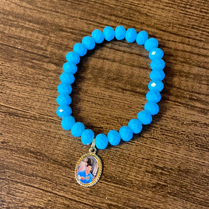 PULSEIRA CRISTAL AZUL COM MEDALHA RESINADA SÃO CARLO ACUTIS (01 UNIDADE)