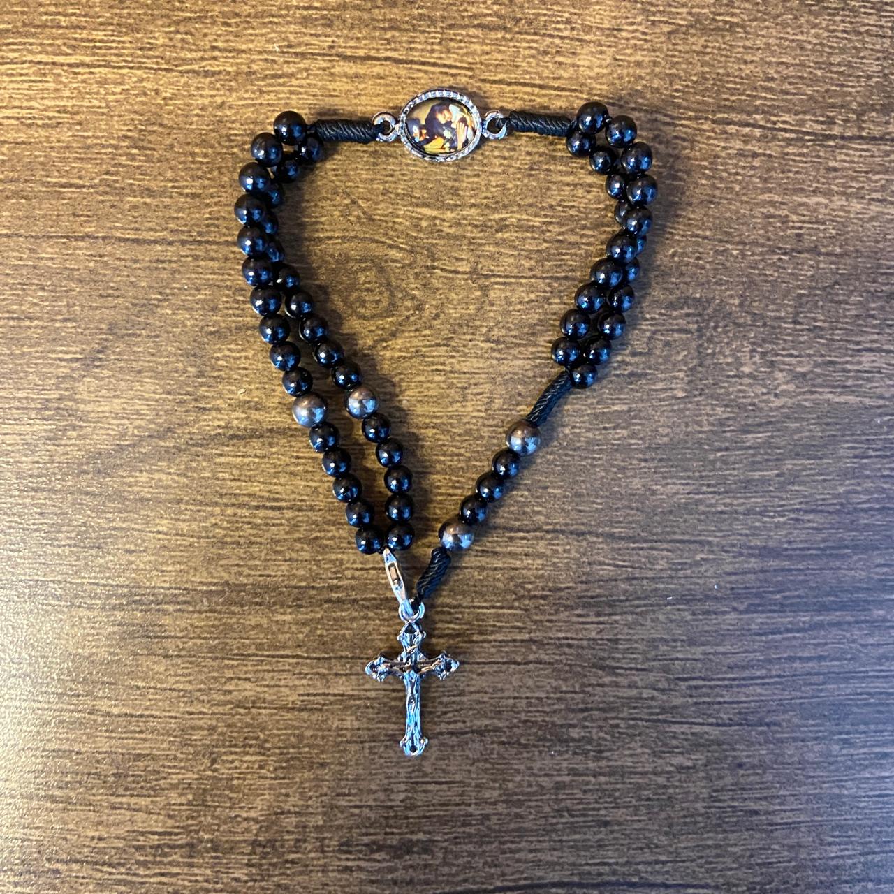 TERÇO PULSEIRA PÉROLA PRETA COM MEDALHA RESINADA SÃO JOSÉ (6 UNIDADES)