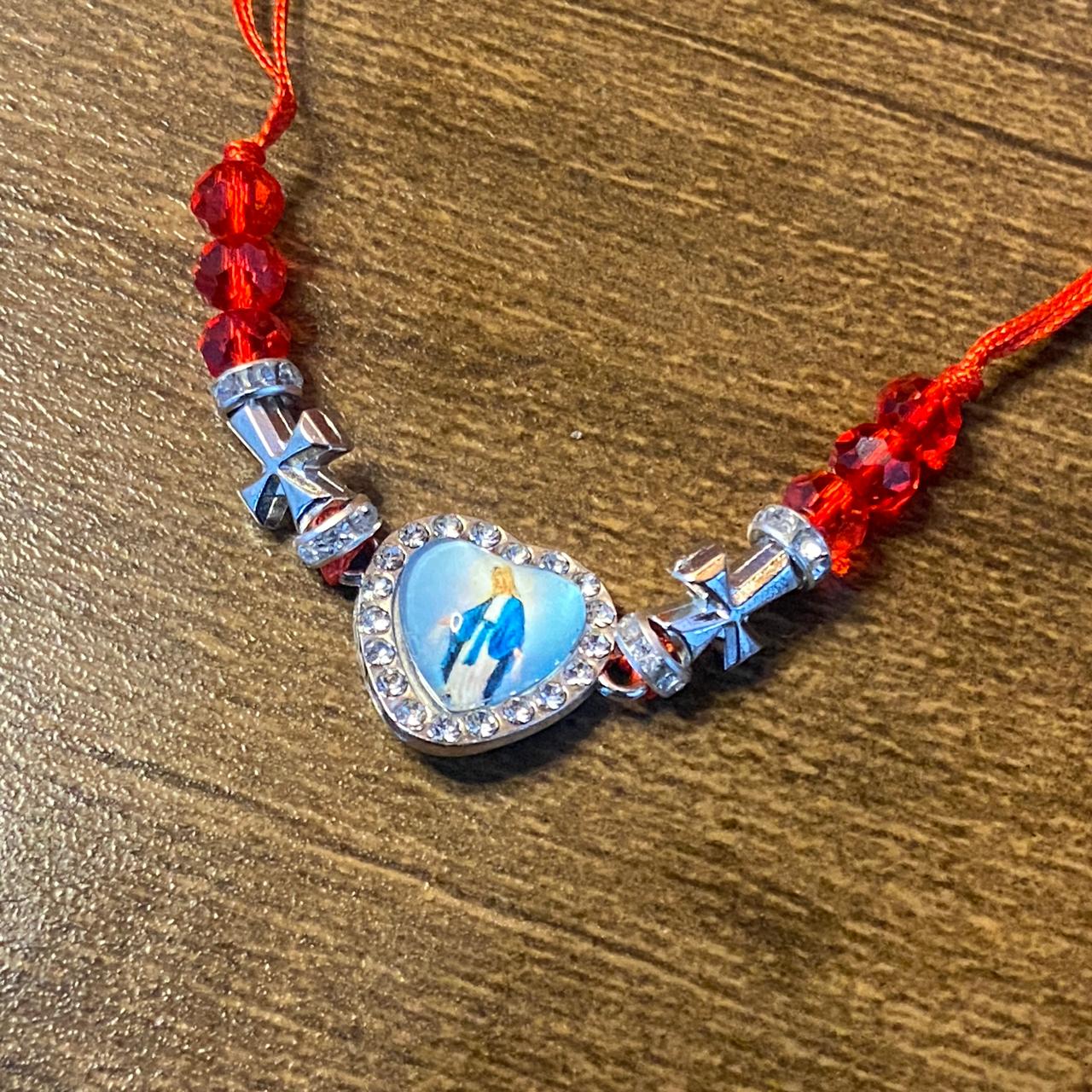 PULSEIRA REGULÁVEL CRISTAL VERMELHO COM MEDALHA RESINADA NOSSA SENHORA DAS GRAÇAS  ( 01 UNIDADE)
