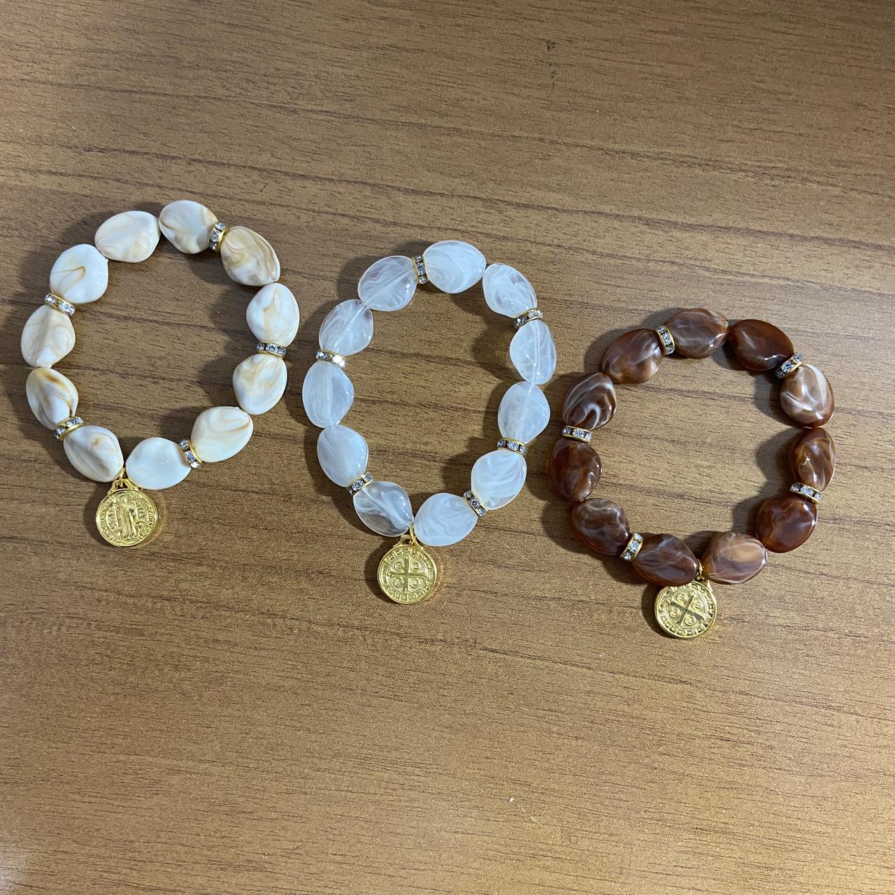 PULSEIRA PEDRARIAS COM MEDALHA SÃO BENTO CORESR SORTIDAS  (03 UNIDADES)